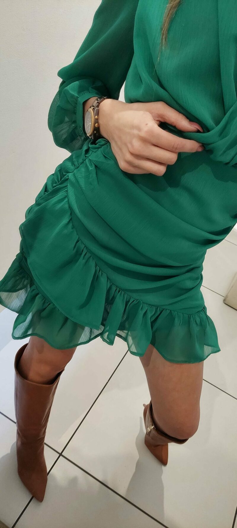 elegancka zielona sukienka z długim rękawem i drapowaniem