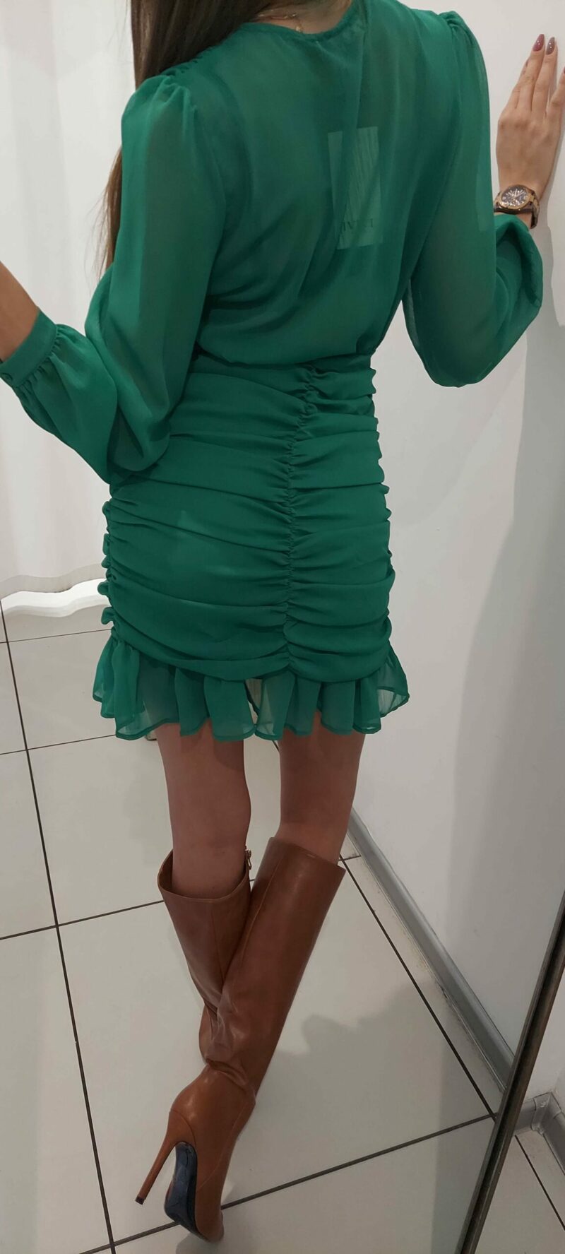 elegancka zielona sukienka z długim rękawem i drapowaniem